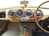 ウッドダッシュとスミス製計器類は美しく整えられ 1950年代英国車ならではの雰囲気を濃厚に残す