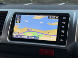 装備も見ていきましょう。まずはハイエースの純正ナビでは最上位モデルのこちらはボタンレスタイプ。右側メニュースイッチもすべてタッチ式です。スマートでかっこいい!