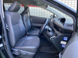 フロントシートは使用感はありますが当店は全車クリーニングを実施しておりますので、とても綺麗な状態です!車内は広々としていて、ゆったりとした7人乗りです!お出かけにも大活躍!