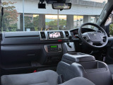 結構きれいですよね?それと、助手席側にはAC100V電源もついてて、これ荷室にもついてます!なくても気にならないけど、あると使うっていう意外と人気の装備です。