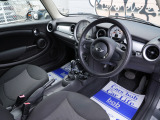 すっきりとしたシンプルな内装の造りは欧州車の魅力!細部にまでこだわり抜かれたデザインが自慢ですので是非じっくりとご覧くださいませ。