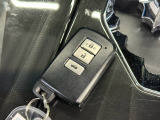【スマートキー】 車内へのアクセス楽々、今や必須アイテムの「スマートキー」には、キー複製防止「イモビライザー」まで備わっております。