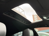 【サンルーフ オープン時】車内に明かりを取り入れたり景色を楽しむ以外にも、車内の空気も簡単に換気できて快適です!