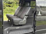 ダークプライム2だから、リアシートも真っ黒ハーフレザーシート!商用車感がなくなってかっこよくなってます。