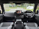 あと細かいんですけど、運転席と助手席の下には足元灯もついてます。この写真昼間だからあんまりわかんないけど、夜にドア開けるとLED灯がかっこよく照らしてくれます。
