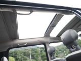 そして本車両の大きな魅力、サンサンルーフ。現在も開閉動作確認済みです。