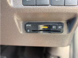 ETC車載器は運転席の足元にビルトイン。カードの出し入れがしやすいので抜き忘れ防止にもなりますね。