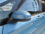 定番となったウィンカーレンズ付のドアミラーになります。もちろん電動格納式になりますので狭い駐車場などに駐車の際は安心ですね。
