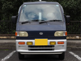 旧型サンバーらしい角ばったフロントフェイス。現代の軽自動車にはない雰囲気があります。
