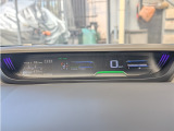 ハイブリッド車ならではのメーターパネルデザインになります。インフォメーションディスプレイも備わっており、各種車輛情報を確認できて便利です。