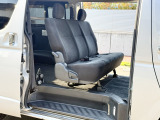 そして足元ライトがついているのもなんか暖かい感じがしていいですよね。商用車ではなかなかこういうのありませんよね。