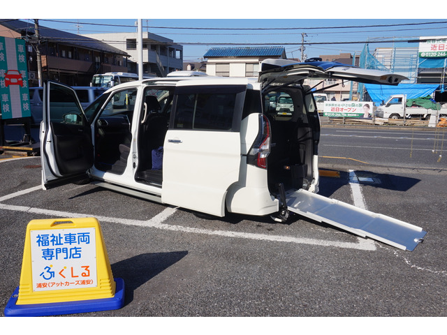 セレナ 1.2 e-POWER ハイウェイスターV スロープ車いす1名サード仕様