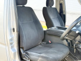 運転席側も中古車はシートのへたりがよく見られるのですが、こちらはほとんどないですね。内装状態的に仕事での使用ではなかったような気がしますし、結構丁寧に乗られていたことがわかります。