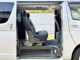 ハイエースはスーパーGL以上のグレードになると後席クーラー&ヒーターも標準装備!運転席とは独立してオンオフできるから前シーズン快適に過ごせます。