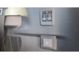 ～電動格納式サードシートのスイッチも荷室側に装備～