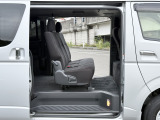 ちなみにハイエースはスーパーGL以上のグレードになると後席クーラー&ヒーターも標準装備!運転席とは独立してオンオフできるから前シーズン快適に過ごせます。
