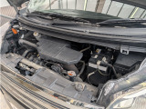 異音や油脂類の漏れもなく綺麗なエンジンルーム。納車整備時にはバッテリー、エンジンオイル、オイルフィルター、エアコンフィルター、ワイパーブレード、スマートキー電池を当店の整備メニューを施して納車します