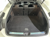 両手がお荷物等で塞がっている場合にも、バンパー下に足をかざすことで自動開閉が可能なフットトランクオープナー(電動開閉)付き。ドライブやお出掛け時のお荷物・ゴルフバック等が余裕で収納可能なスペースです。
