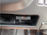 ETC車載器は運転席の足元にビルトイン。カードの出し入れがしやすいので抜き忘れ防止にもなりますね。