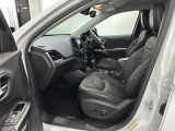 ホールド性を高めた8ウェイパワーシートには、快適なシートヒーターも装備されています。運転席・助手席共に使用感もほとんどなく、とても綺麗な状態です。レザーシート表皮の擦れも見受けられません。