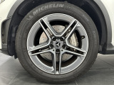 純正19インチAMG5ツインスポークアルミホイール。納車前に新品タイヤへの交換も当店にて別途承りますので店舗スタッフ迄お気軽にお問合せ下さいませ。
