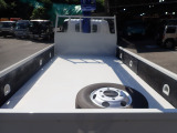 最大積載量:3000kg 荷台寸法:L360&times;W209&times;H38 床材:鉄