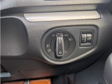 ヘッドライトはAUTO機能が付いてますので暗くなると自動でライトが点灯し明るくなると自動消灯します。付いていると意外に便利な装備品の1つです。