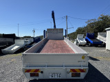 荷台・車両後面:荷台に目立つ凹凸や傷無しです。比較的状態の良い外装をしています。いすゞフォワードセルフクレーン,H19.10,車検1年付☆ 栃木県栃木市『道の駅みかも』様ヨコ,ハイトレーディング