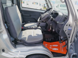 ゆったり座れる広々運転席☆足元も広いので、乗り降りしやすいですよ☆