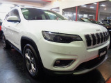 JEEPチェロキーLIMITEDホワイトカラークロム18アルミ&2.0ターボエンジン9速ATパドルS4WD&黒革シートCARPLAYナビTVクルーズC他装備充実車が入庫しました