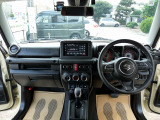 内装は上質な状態になります。前オーナー様の取り扱いもよい車両の様に見受けられます。ぜひご検討ください