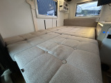 ダイネットも簡単にベッド展開可能です!寸法は215cm&times;117cmとなっております!