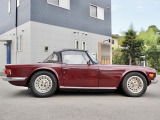 1975年式トライアンフTR6は、直6エンジンが生み出すビッグ・トルクと、乾いたエキゾーストが風と一体化する一台だった・・・!