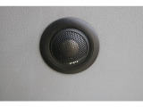 内張りに後付けされたツイーター。高音域の再生を補うことで、音楽の細かな表現やボーカルの明瞭さを高め、ドライブ中の音楽をより豊かに楽しめる装備です。