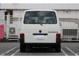 大きなリアゲートとスクエアなリアデザイン。荷物の積み降ろしまで考えられた、実用車としての設計思想が表れています。
