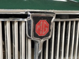 伝統の MG グリルとエンブレム