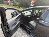 運転席側のドアを開けたところです。