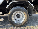 左側後方タイヤ:タイヤに山あります。三菱ファイターH28,車検1年付,積載約7トン,4段フックインクレーン(TADANO製TM-ZE364HR),ラジコン付,ワイドロング,SLD,HSA,ETC,タコグラフ,他