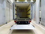 荷台内寸:425&times;188&times;190 東プレ/F186142 リア3枚観音扉 冷凍機 東プレ/XV32LSC-M -30℃設定-10度確認 格納ゲート 1,000㎏ 極東/CG1001H-B3MRA2 リモコン付
