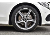 【気持ち良くご納車致します】仕上げ専門スタッフによる、専用ポリッシャーによるボディの磨き仕上げ、ホイール、タイヤハウス内側の清掃、内装の抗菌クリーニング、各部スイッチ、ハンドル、細部の清掃を行います。