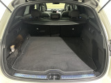 メーカーオプションのフットトランクオープナー付きです。荷室容量は620リッターとなりますが、後席の背もたれをすべて前方に倒すと、荷室容量を1680リッターにまで拡大可能となります。