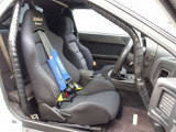 運転席シートはSchmidt製セミバケットシートに変更済み。サベルト製4点式シートベルトも装着済みとなります。HDDナビゲーションに車高調、ENKEI17AW、マフラー、エアロ等多数の高額パーツを装備