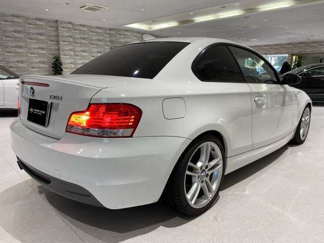 中古車 Bmw 135iクーペ 6速mt 後期idriveナビ 赤革ヒーター 禁煙 86 000km アルピンホワイトiii 埼玉県 167万円 中古車情報 中古車検索なら 車選びドットコム