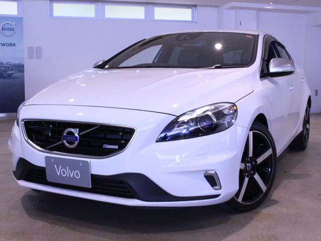 中古車 ボルボ V40 T5 Rデザイン 28 000km ホワイト 神奈川県 137万円 中古車情報 中古車検索なら 車選びドットコム 車選び Com