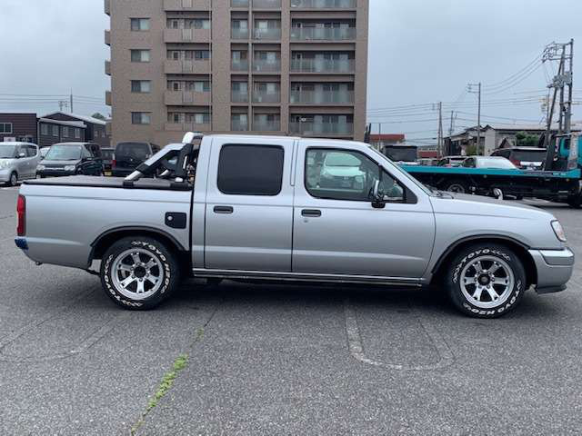 中古車 日産 ダットサンピックアップ 2 4 ダブルキャブ 5名 の中古車詳細 84 000km シルバー 鳥取県 92 8万円 中古車情報 中古車検索なら 車選びドットコム 車選び Com