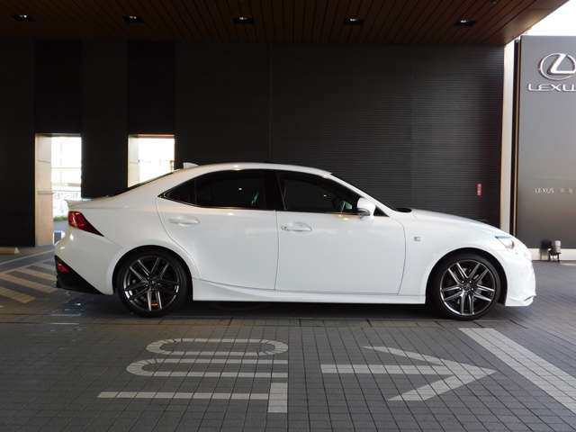 中古車 レクサス Is350 Fスポーツ 29 000km ホワイトパール 愛知県 285万円 中古車情報 中古車検索なら 車 選びドットコム 車選び Com