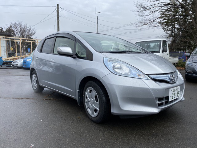 中古車 ホンダ フィットハイブリッド 66 000km シルバー 岩手県 24 8万円 中古車情報 中古車検索なら 車選びドットコム 車選び Com