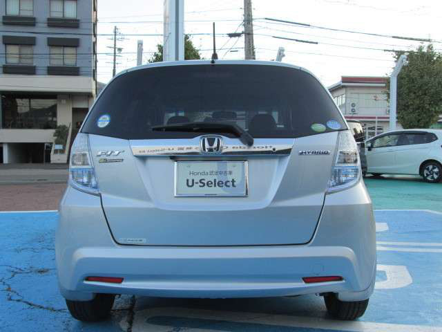 中古車 ホンダ フィットハイブリッド 1 3 10th アニバーサリー の中古車詳細 000km シルバーメタリック 和歌山県 37 8万円 中古車情報 中古車検索なら 車選びドットコム 車選び Com
