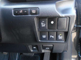 運転席右奥には、ブラインドスポットモニター(BSM)や前後センサースイッチそして電動リヤブラインドのスイッチが付いています。また、秘密のスイッチも見えます。