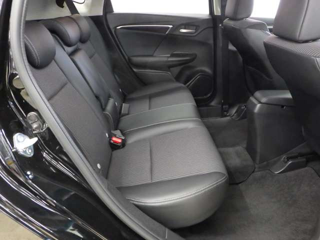 中古車 ホンダ フィット 1 5 ハイブリッド L ホンダセンシング 4wd の中古車詳細 14 000km ブラック 秋田県 178 8万円 中古車情報 中古車検索なら 車選びドットコム 車選び Com